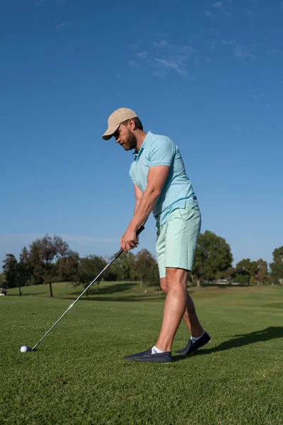 Golfista está jogando golfe no campo de verão. — Fotografia de Stock