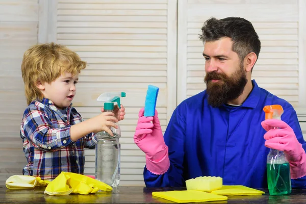 Far lär en son en läxa. Söt pojke och hans pappa gör städning hemma. — Stockfoto