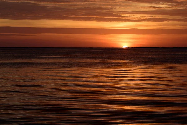 Solnedgång sol över havet vatten. Naturliga himmelsfärger. Havslandskap vid soluppgång. — Stockfoto