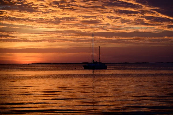 Sommarsemester till sjöss. Reser segelbåt. Båt på vatten. Segelbåtar på havet havsvatten. — Stockfoto