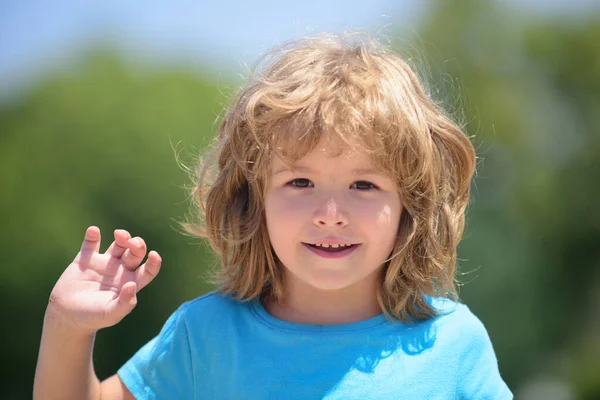 Gelukkig kinderportret. Kinderen emoties. Kind buiten. — Stockfoto