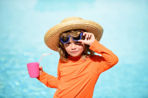 Bambino in piscina estiva. Festa estiva per bambini. Pool resort. Un ragazzo sorridente all'Aquapark. Ragazzo che nuota nell'acqua. Attività in piscina. Concetto di vacanza estiva. — Foto Stock