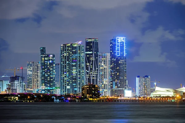 Miami city night. Miami obchodní čtvrti, světla a odrazy města. — Stock fotografie