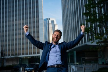 Çok çalışan heyecanlı iş adamı. Sıkı iş..