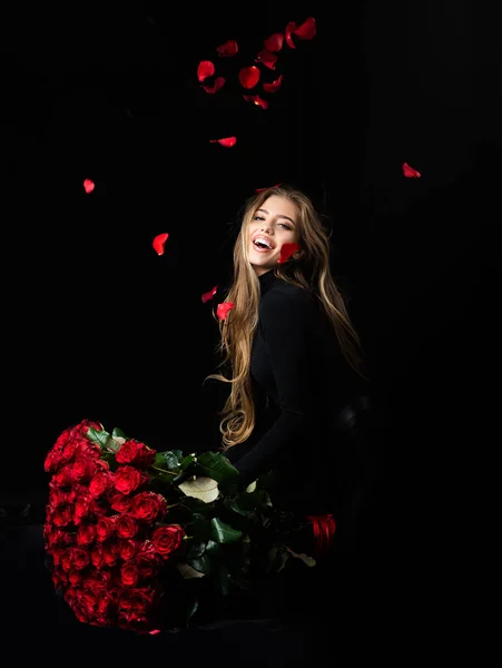 Mosolygós nő Valentin napi ajándékkal. Érzéki szexi lány rózsa csokor. — Stock Fotó