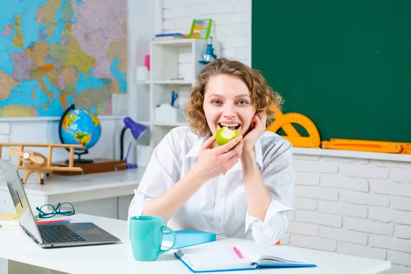 Leerkracht school lunch. Onderwijs. Eten in de klas. Studeren en leren. — Stockfoto