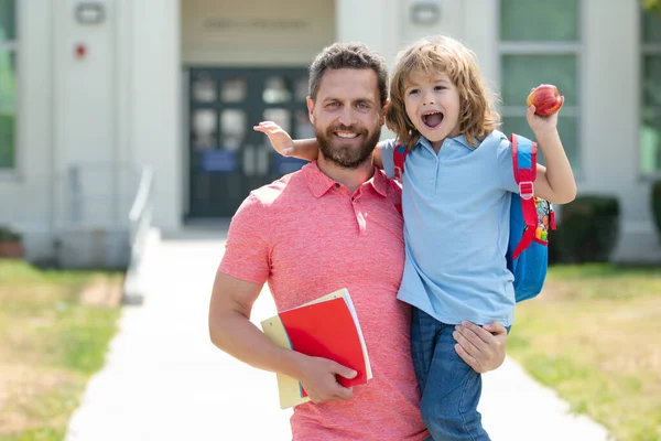 Journée des professeurs. Un écolier qui va à l'école avec son père. Père dirige un petit écolier en première année. — Photo