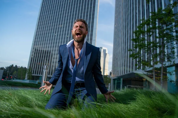 Desperate man crying during bad business. Angry businessman having bad work results. Stressed business man outdoor. — Stock Photo, Image