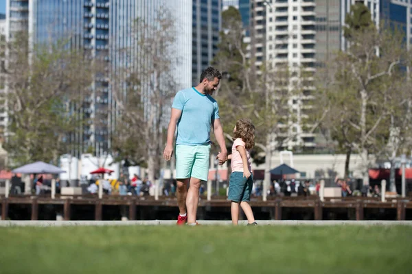 Urban families. Father and son on city background. Happy father with son. — Stock Photo, Image