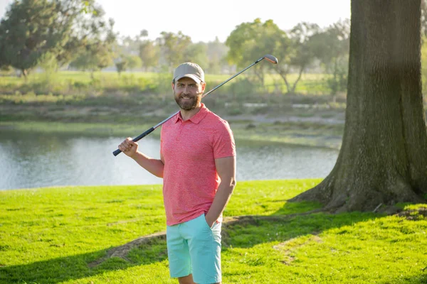 Golfista golpeando tiro de golf con el club en curso. —  Fotos de Stock