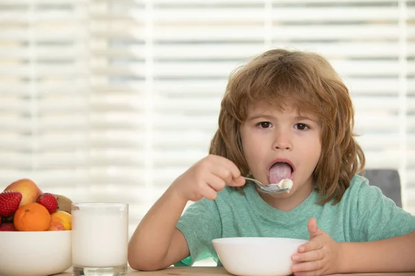 Grappig kind met een bord soep. Kinderdiner. — Stockfoto