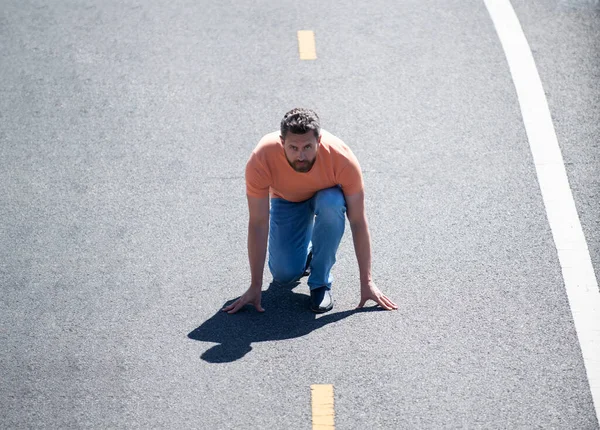 Volledige lengte van gezonde man rennen en sprinten buiten op de weg. Mannelijke loper aan de start. — Stockfoto