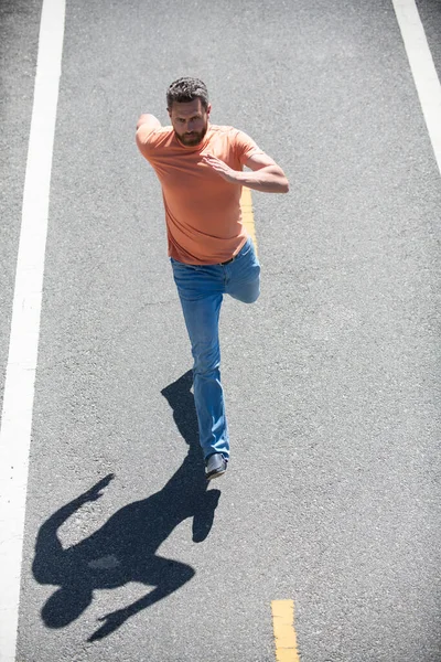 Corredor saudável ativo correndo ao ar livre. Homem correndo na estrada. — Fotografia de Stock