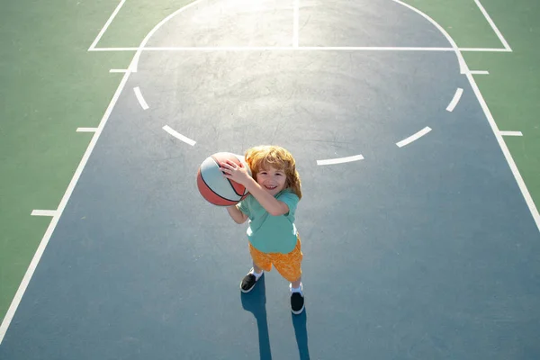 Activité sportive pour enfants. Garçon jouant au basket. Sportif enfant. — Photo