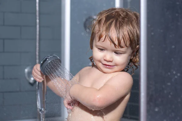 Kind hat Spaß beim Baden. Babyduschen. Porträt eines Kindes, das in einer Badewanne mit Schaum badet. — Stockfoto