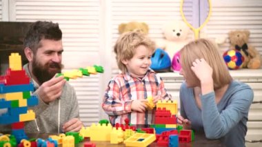 Ebeveynlik ve ebeveynlik kavramı. Aile bloklarla oynuyor. Oyuncak tuğlalı çocuk. Mutlu çocuk anne ve babasıyla oynuyor..