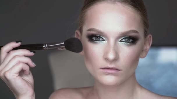 Ögon smink. Pulverapplicering. Vogue och skönhetsvård kosmetika. Gör upp skönhet. — Stockvideo