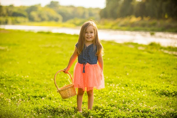 Fille en promenade d'été. Printemps enfant extérieur. — Photo