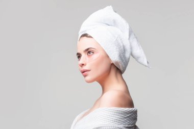 Göz bandı takan bir kadın. Genç, saf, güzel, nazik kadın göz bantlarıyla cildine iyi bak..