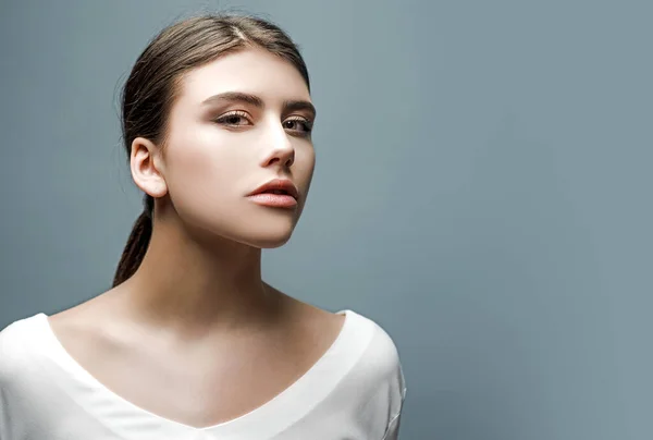 Produtos para a pele. Cara de perto, maquiagem nua, produtos cosméticos. Retrato de mulher. — Fotografia de Stock