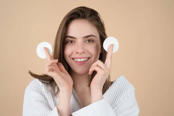 Pretty young girl with daily morning skincare procedures, cleansing face skin with natural lotion tonic using cotton disc sponge pad. Beauty woman with clean healthy skin, natural make up, spa concept — Stock Photo, Image