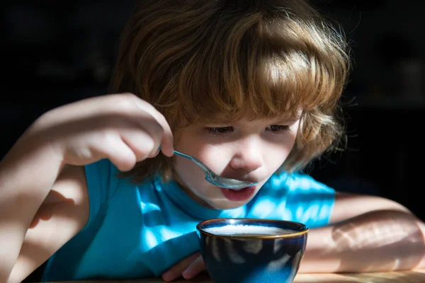Smaczne śniadanie dla dzieci. Zdrowe domowe jedzenie. Chłopak je w kuchni. Żywienie dzieci. — Zdjęcie stockowe