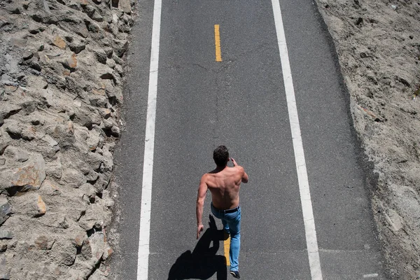 Volledige lengte van gezonde man rennen en sprinten buiten. Mannelijke loper met blote romp. — Stockfoto