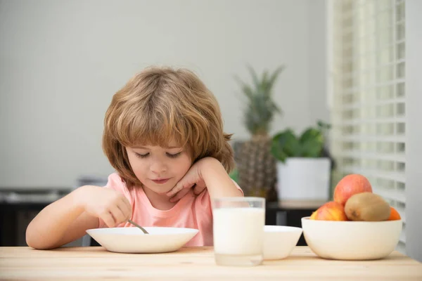 Comida y bebida para niños. Niño pequeño caucásico comiendo sopa saludable en la cocina. — Foto de Stock