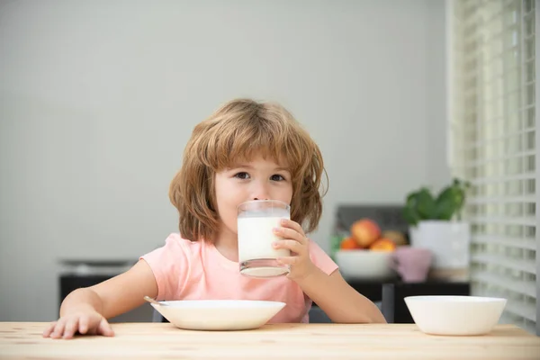 Kind drinkt melk. Biologische melk met calcium. Kind dat gezond voedsel eet. — Stockfoto