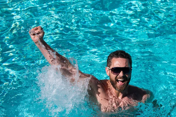Νικητής ζωής. Όμορφος άντρας στην πισίνα. Πάρτι μπιλιάρδου. Θερινό θέρετρο. — Φωτογραφία Αρχείου