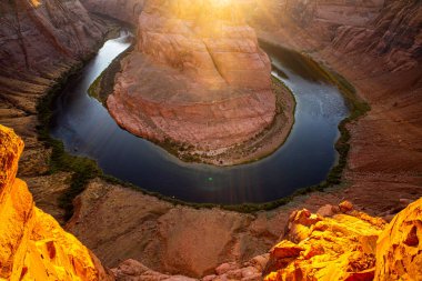 Glen Kanyonu. Arizona 'da Horseshoe Bend' de. Colorado Nehri 'ndeki Horseshoe Bend' in güzel manzarası..
