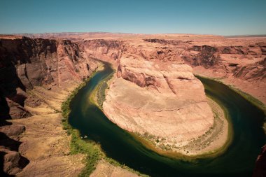 Horseshoe Bend ve Colorado nehri. Panoramik manzara. Glen Kanyonu. Macera yeri.
