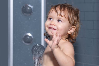 Küvette yeni yürümeye başlayan bir çocuk. Evde köpükle yıkanan ve küvette yıkanan komik bebek..