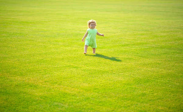 Schattige baby kruipend op groen gras buiten. — Stockfoto