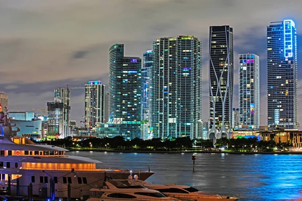 Miami centrum. Miami Florida vid solnedgången, skyline av upplysta byggnader och Macarthur Causeway bron. — Stockfoto