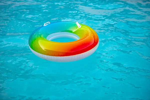 Letní prázdniny. Pryžový kruh, aquapark, bazén. Léto. — Stock fotografie