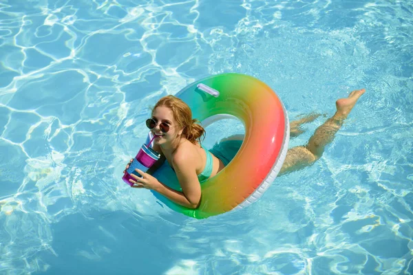 Férias de verão, férias de verão. Mulher no ringue de natação. Conceito de humor de verão. Resort piscina. — Fotografia de Stock