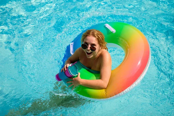 避暑胜地。女人在游泳圈。夏天的心情泳池派对夏天的日子。暑假的假期. — 图库照片