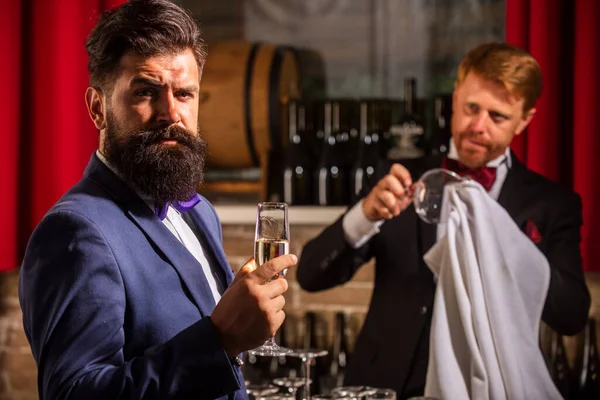 Bartending Konzept. Barmann am Schalter. Hipster in der Bar. Gentleman-Getränk. — Stockfoto