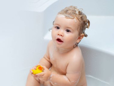 Köpükle oynayan sevimli çocuk. Banyo yapan küçük bebek, gülümseyen çocuğun, sağlık hizmetlerinin ve çocukların yüz portresi..