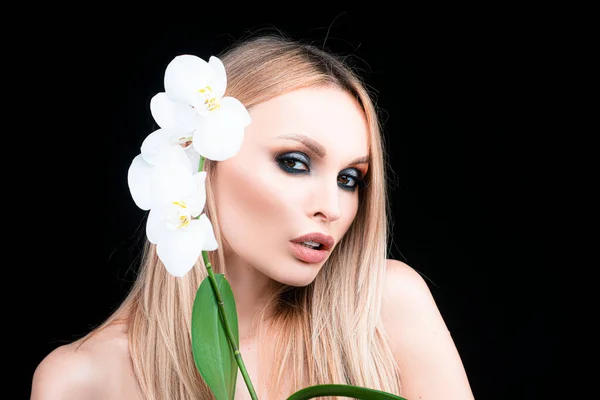 Porträtt av vacker modell med naturlig naken make up. Mode och skönhet. Kvinna med blommor. — Stockfoto