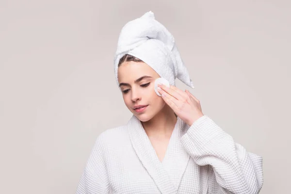 Mujer elimina el maquillaje con bola de algodón de la cara. Mujer joven limpia la piel de cosméticos por hisopo de algodón. Concepto de cuidado de la piel. —  Fotos de Stock