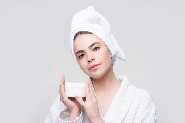 Cuidado de belleza facial. Retrato de mujer hermosa con crema facial en la mano. Sexy hembra con piel suave limpia y fresca. Producto cosmético para el cuidado de la piel. —  Fotos de Stock