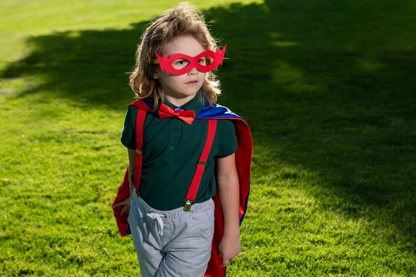 Yeşil arka plana karşı süper kahraman çocuk. Çocukluk, başarı ve güç kavramı.