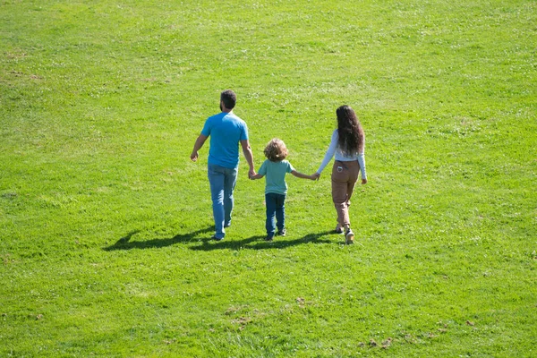 Das Konzept einer glücklichen Familie. Freizeitaktivitäten für Familien. Rückseite. — Stockfoto