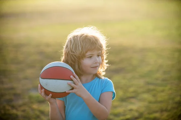 Kid gra w koszykówkę z piłki do kosza na świeżym powietrzu. — Zdjęcie stockowe