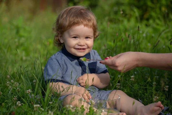 Gelukkige kleine baby wordt gevoed met een lepel. Lepel voeden baby. — Stockfoto