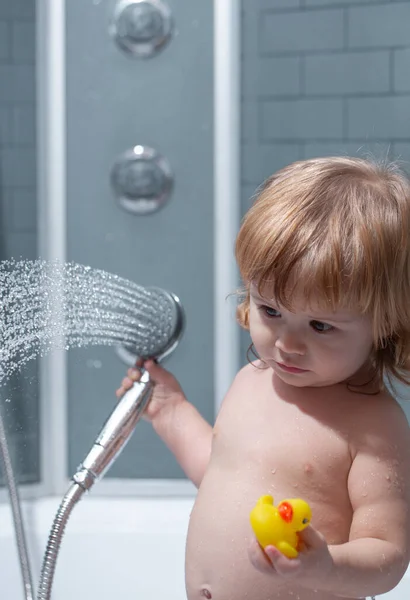 Małe dziecko kąpiące się w mydłach. Happy funny baby kąpane w wannie. — Zdjęcie stockowe