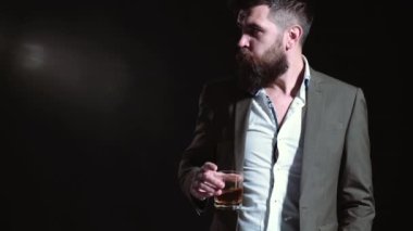 Sommelier viskinin tadını alır. Rom içen adam. Yakışıklı sakallı erkek pahalı içki içiyor..