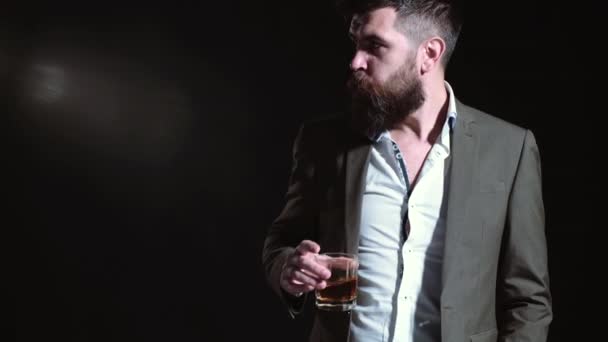 Sommelier smaakt naar whisky. Man met rum. Knappe man met baard die dure alcoholische drank drinkt. — Stockvideo